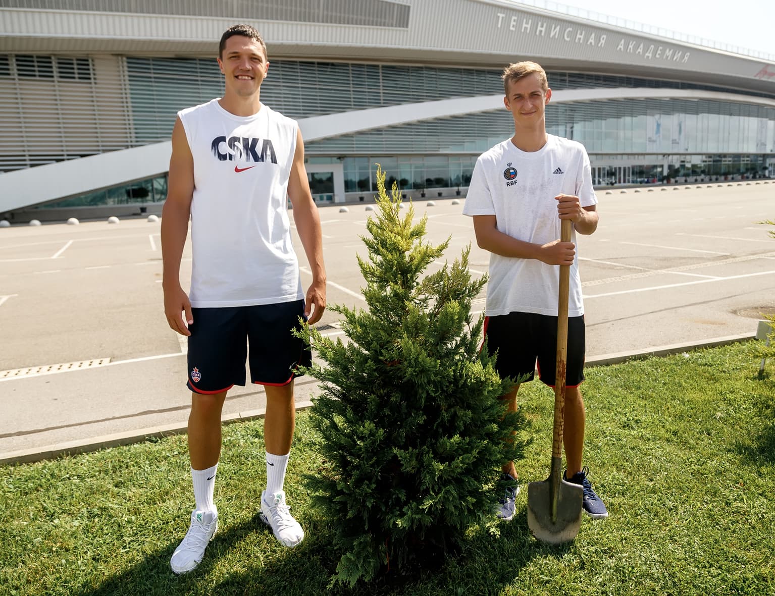 Антонов и Хвостов посадили дерево, Карасев покатался на водных лыжах. Как игроки Лиги провели лето-2018