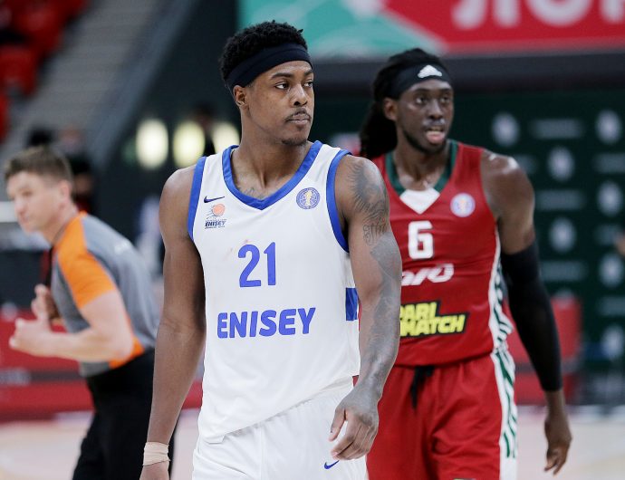 Darral Willis will replace Jonathan Motley in the World Stars team