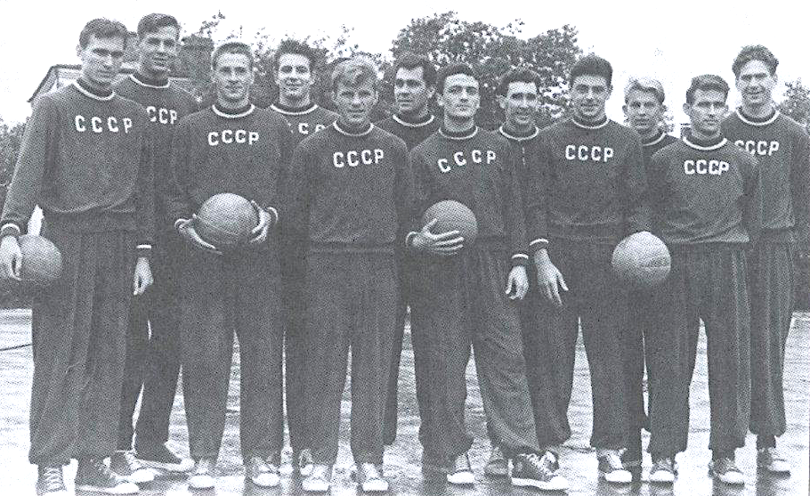 1957 год. XXIV чемпионат СССР. Впервые: баскетбол — круглый год