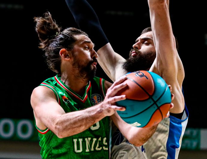 УНИКС уверенно победил «Самару» в дебютном матче Шведа