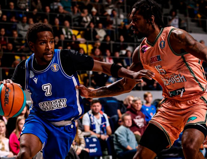 «Енисей» продлил победную серию в матче с «Уралмашем»