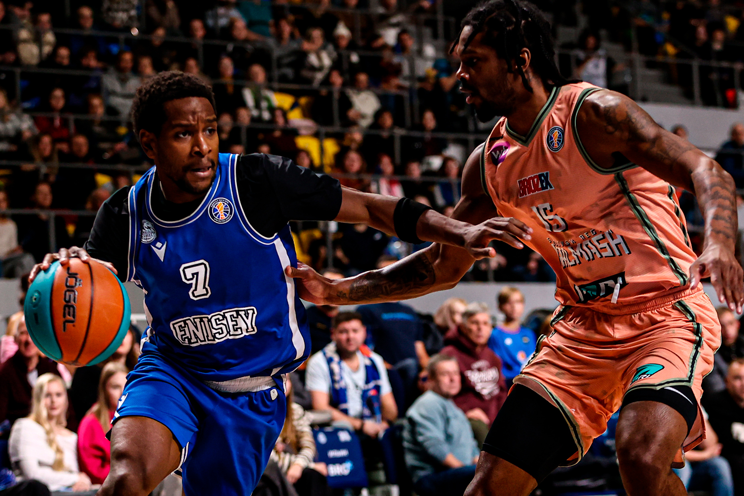 «Енисей» продлил победную серию в матче с «Уралмашем»