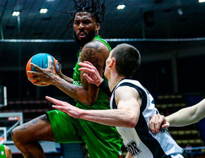 УНИКС вернул себе лидерство в чемпионате в Саратове