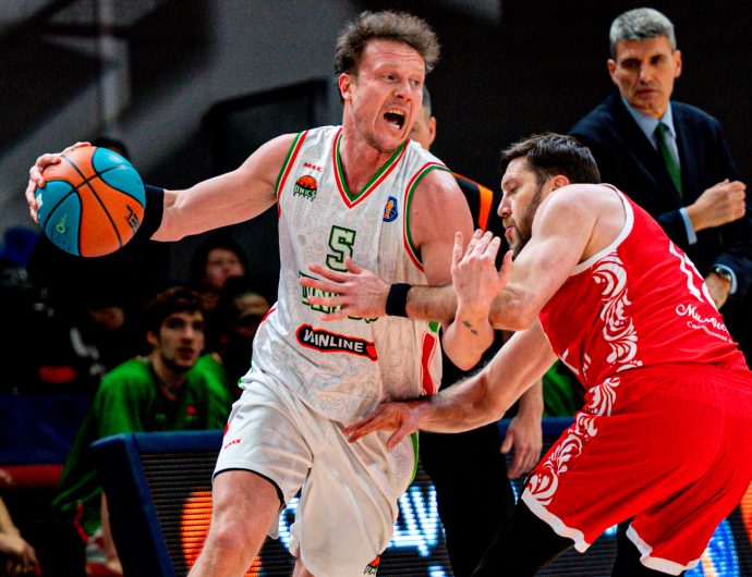 УНИКС в жесткой концовке обыграл МБА-МАИ