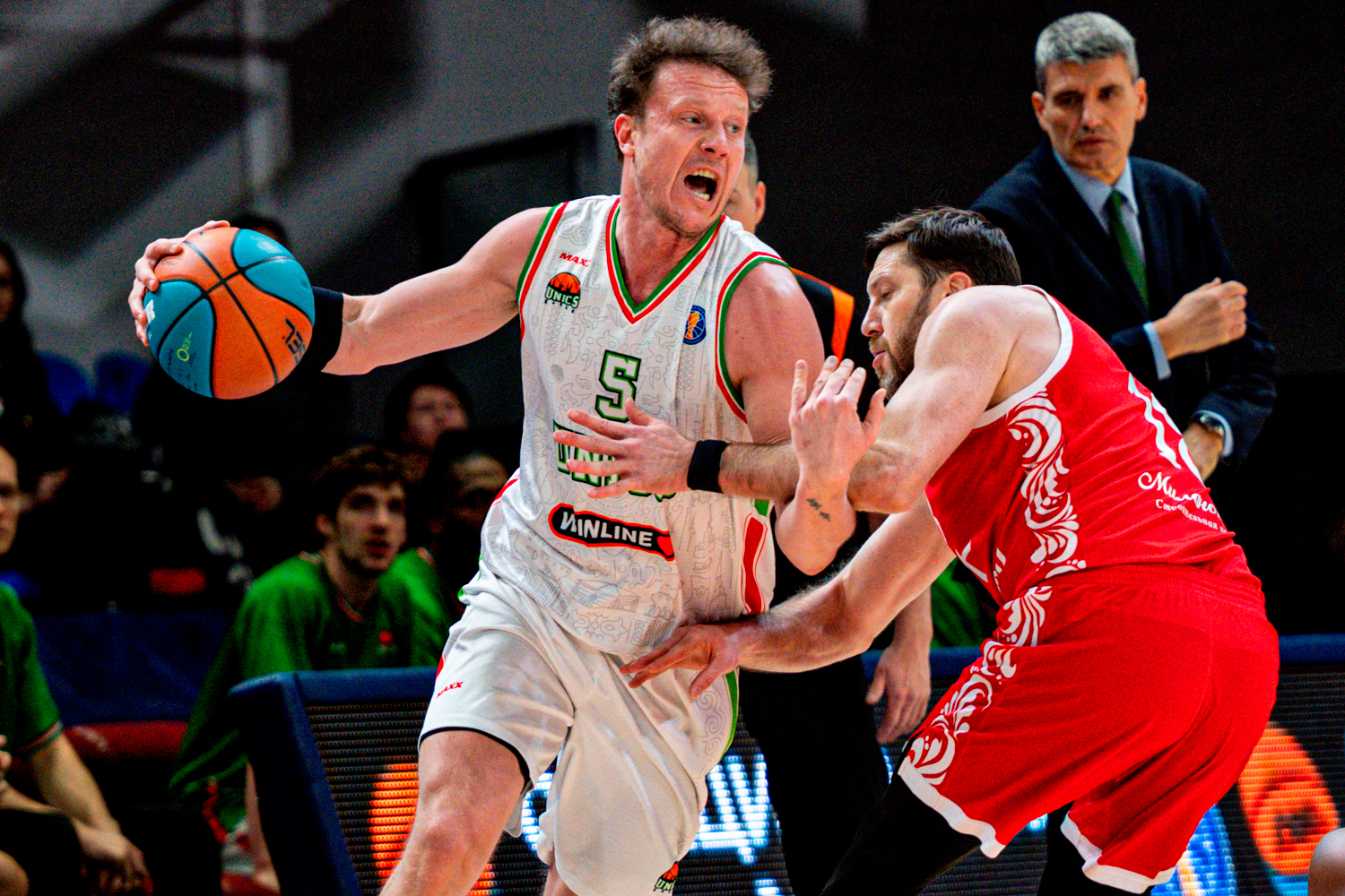 УНИКС в жесткой концовке обыграл МБА-МАИ