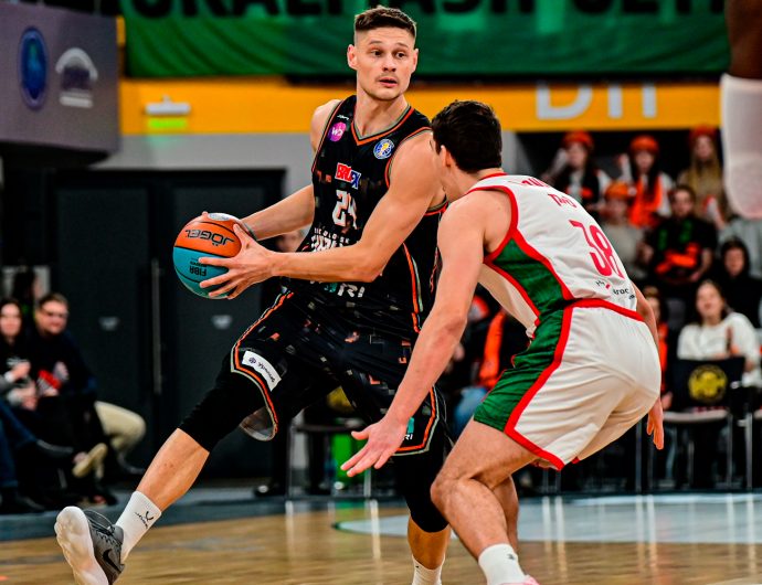 «Уралмаш» сравнял счет в сезонной серии с «Локо»