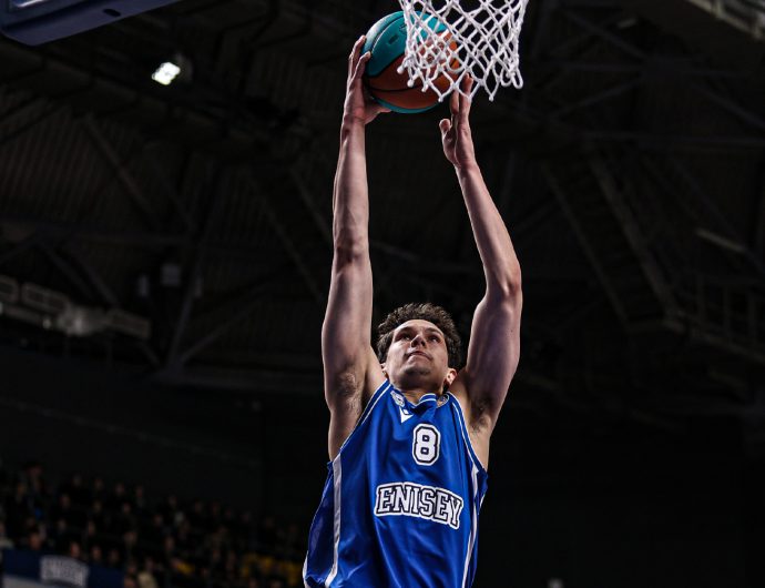 «Енисей» продлил победную серию в матче с конкурентом за плей-офф