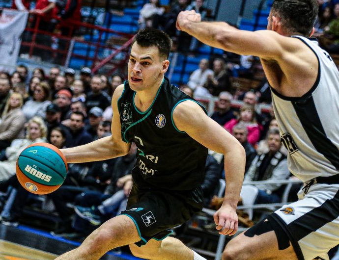 «Пари НН» в тяжелой концовке забрал победу в Саратове