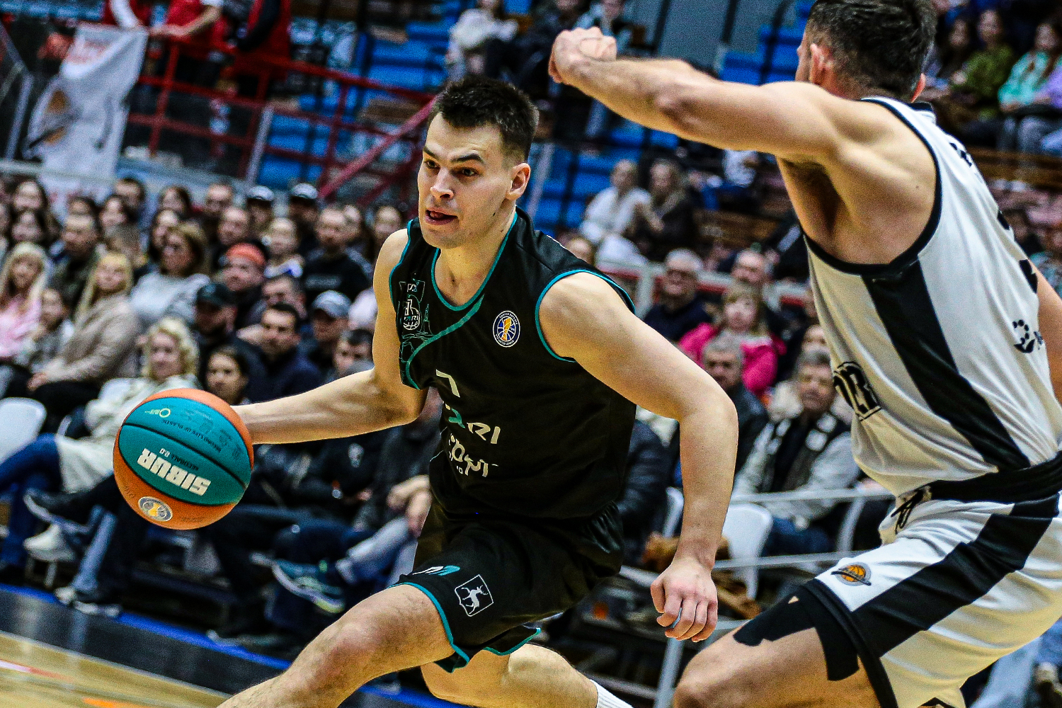 «Пари НН» в тяжелой концовке забрал победу в Саратове