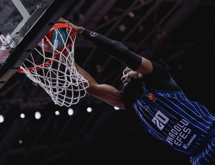 Efes first foreign club ever to reach the Final; Loko tops Group A : Results from the 3rd day of the Super Cup