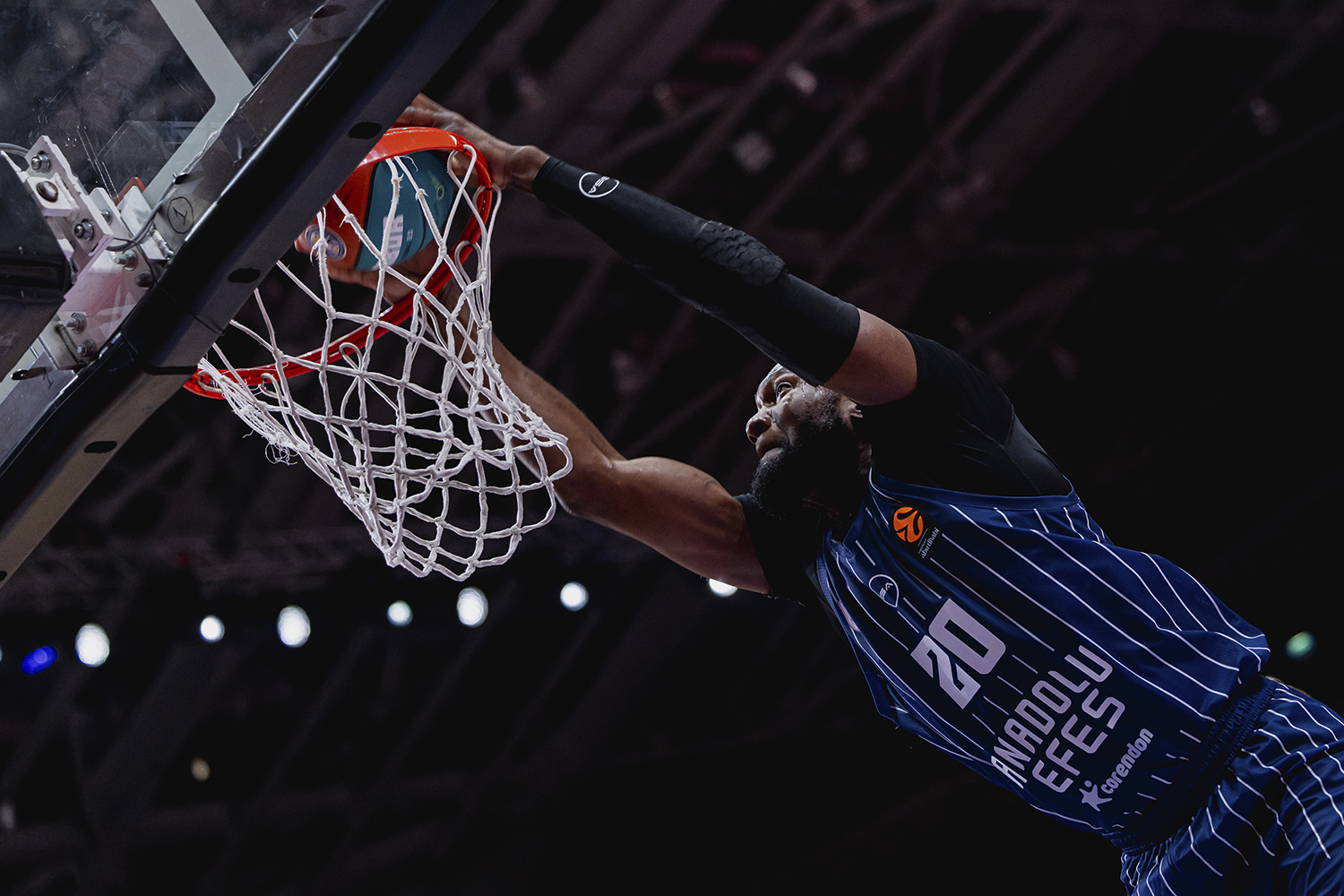 Efes first foreign club ever to reach the Final; Loko tops Group A : Results from the 3rd day of the Super Cup